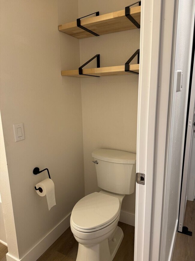 Building Photo - Updated Duplex in SE Bend