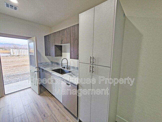 Building Photo - 1340 Arrowhead St