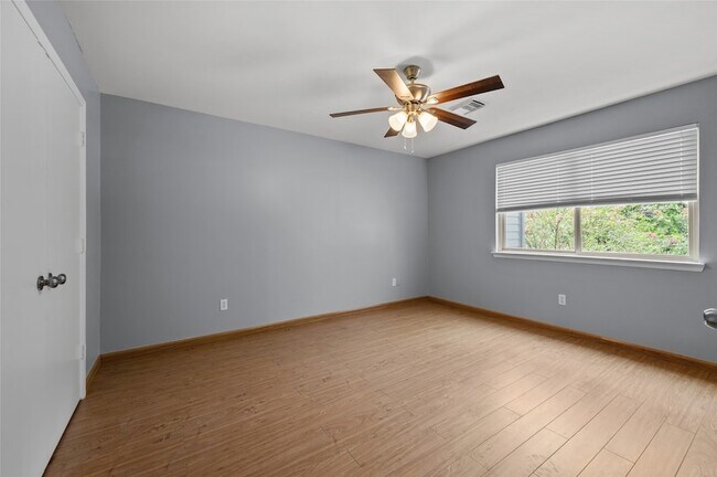 Building Photo - 11709 Lakeside Pl Dr