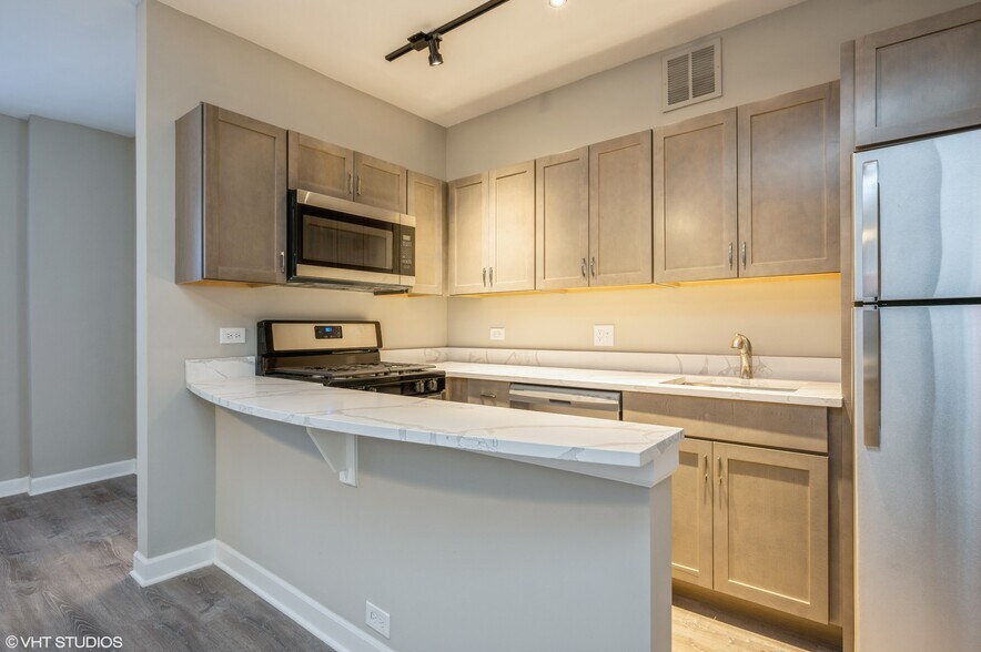 Building Photo - 432 W Belmont Ave