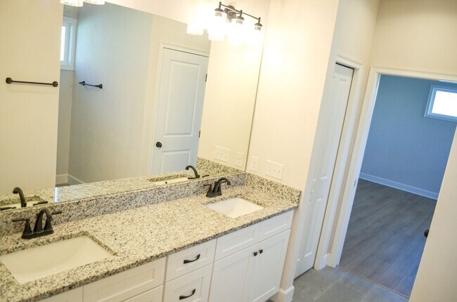 Building Photo - Savannah Station 3 Bedroom 2 Bath