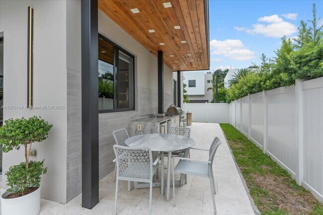 Building Photo - 7440 NW 100th Ct