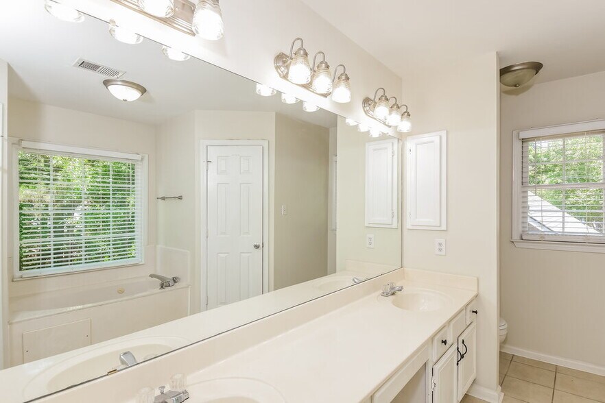 Building Photo - 4118 Huntcliff Dr