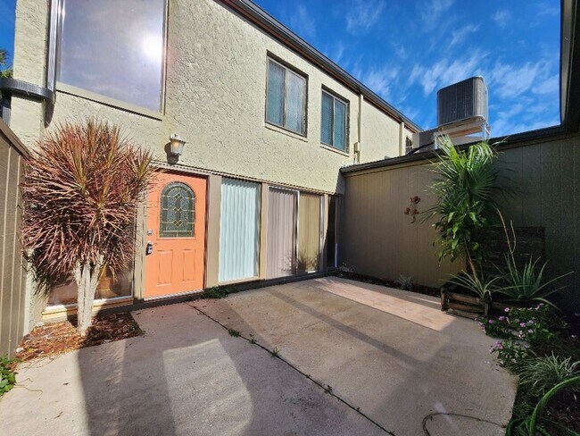 Building Photo - Gorgeous 3-Bedroom, 2.5-Bathroom Townhome in Winter Haven