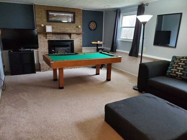 Building Photo - Furnished family home with large fenced backyard