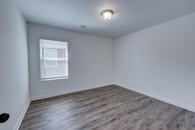 Building Photo - 707 Short Leaf Ln