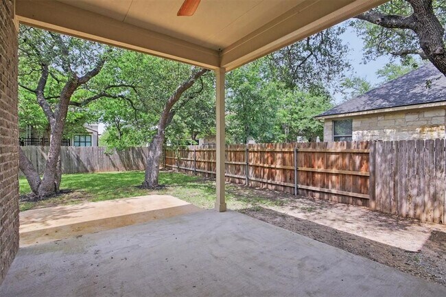 Building Photo - Red Oaks Subdivision / 5 bedrooms, 4 bathr...