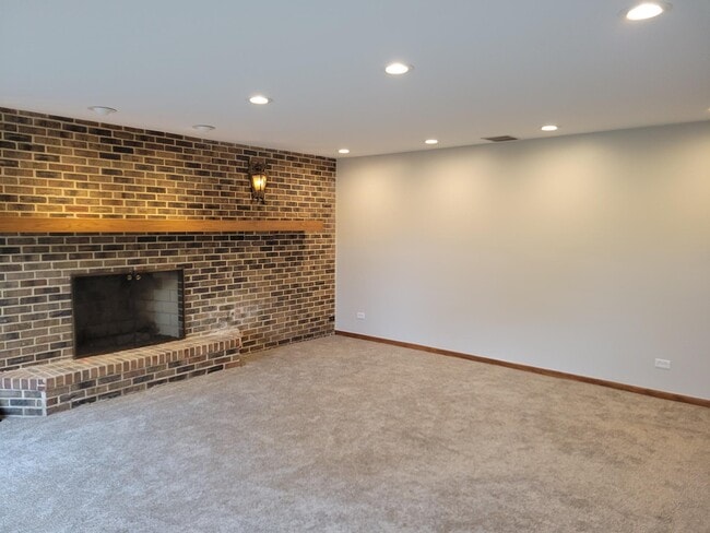 Building Photo - 3483 S Shore Dr