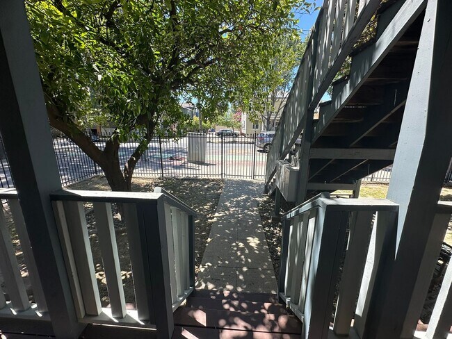 Building Photo - Spacious 1 Bedroom in Downtown Sacramento Where Convivence Is KEY! CALL Today To Schedule a Showing!
