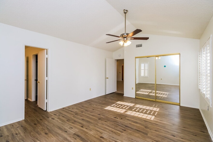 Building Photo - 4837 E Grandview St