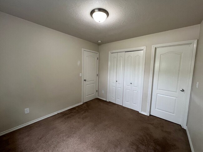 Building Photo - Lovely 4 bedroom (+ 2 living rooms) 2.5 ba...