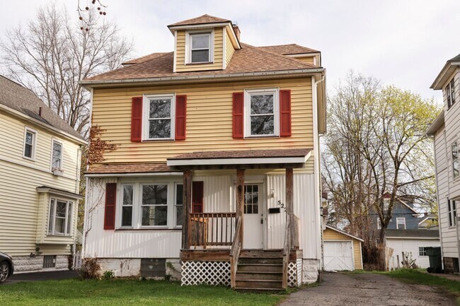 Building Photo - GREAT SINGLE FAMILY HOUSE . WAITING FOR YOU TO CALL HOME !!