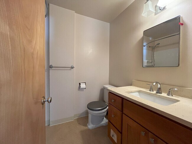 Building Photo - Bright & Spacious 1-Bedroom Duplex with Ha...