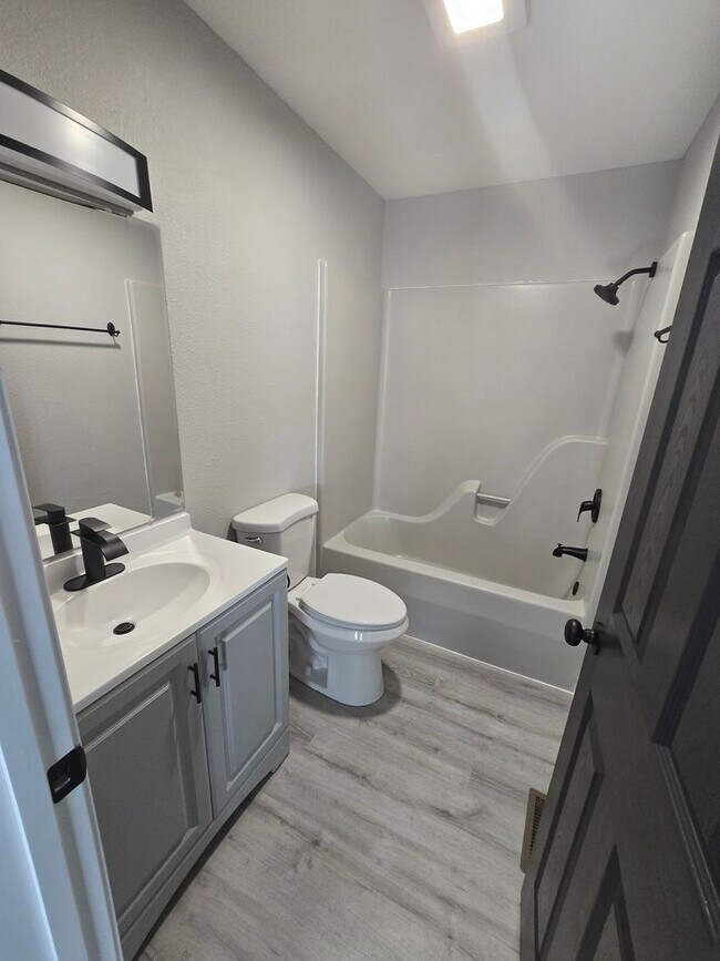 Building Photo - 2 Bedroom 1.5 Bath Townhouse Apt in Osage Beach!