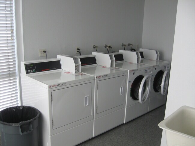 Building Photo - 8530 Holloway Dr