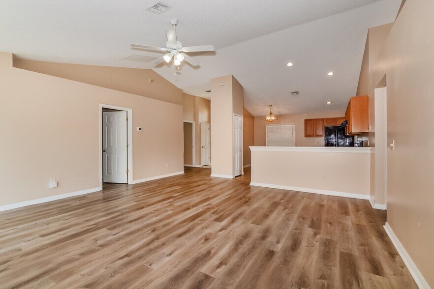 Building Photo - 310 Country Lakes Cir
