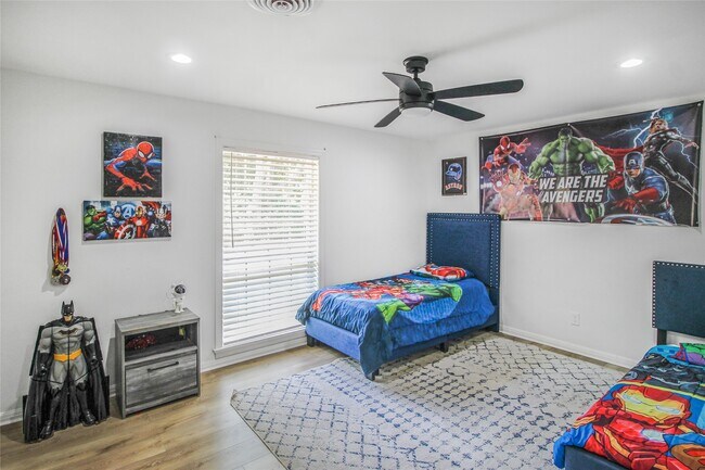 Building Photo - 536 Oak Dr
