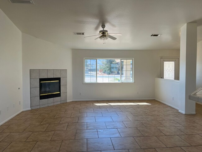 Building Photo - 3 bedroom 2 bathroom home available in Apple Valley!