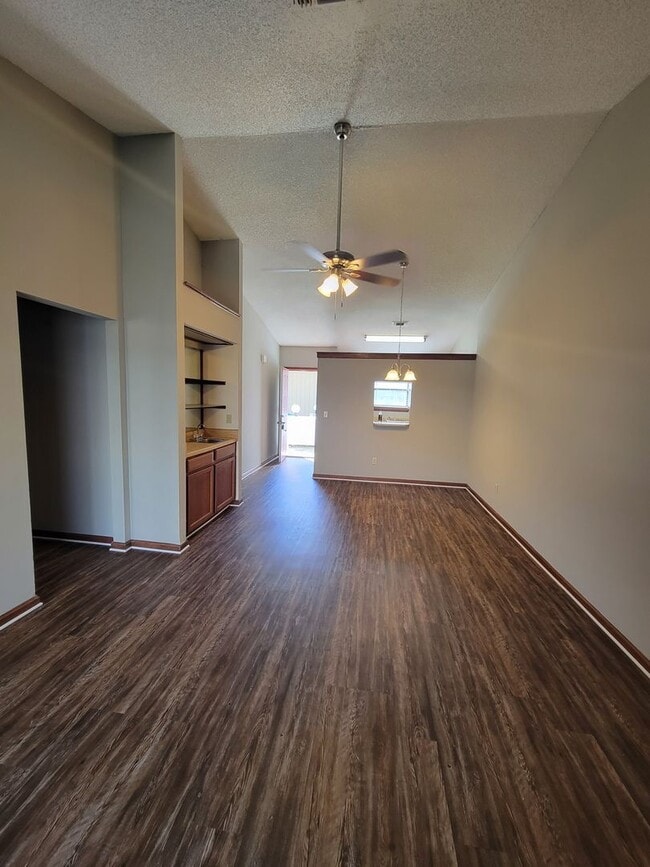 Building Photo - $1195 - 2/2 - Jefferson Square has receive...