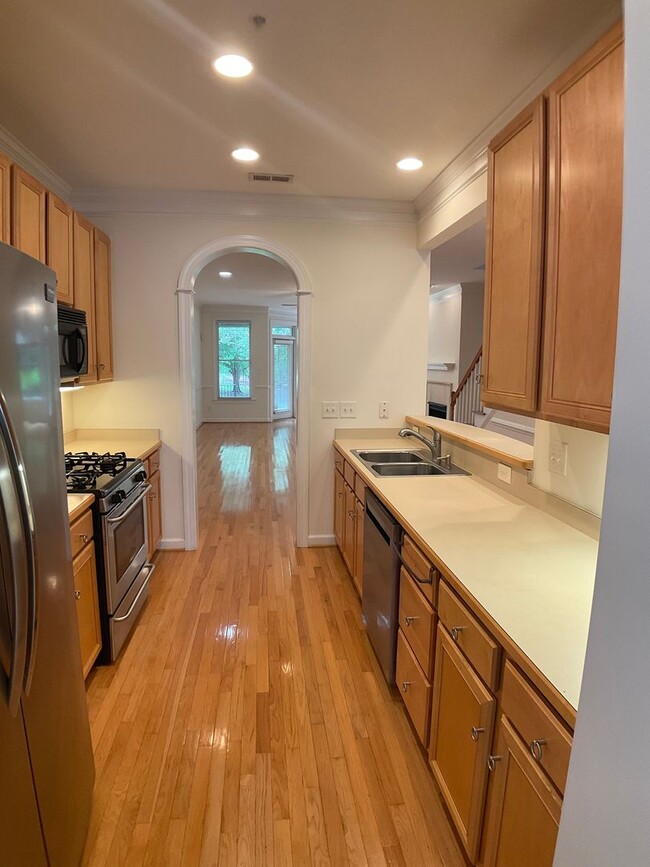 Building Photo - Gorgeous Condo in the heart of Chapel Hill