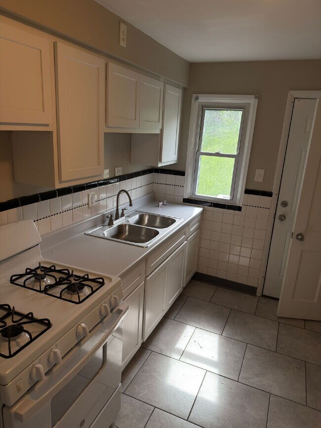 Building Photo - 6115 Avila Dr