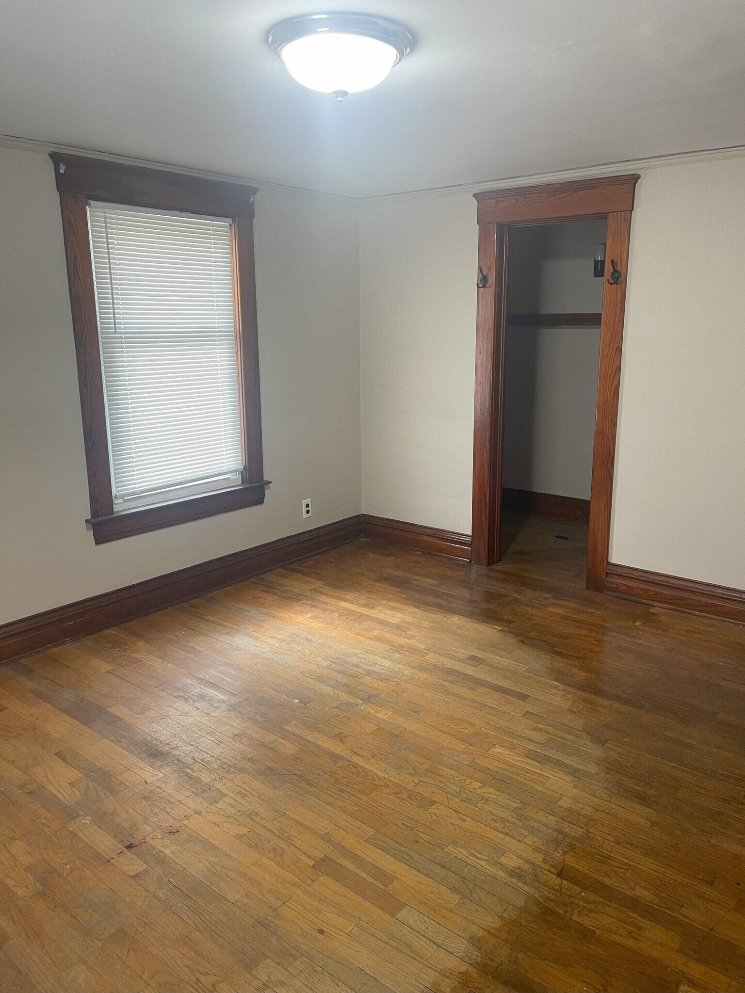 Building Photo - 607 N Sycamore St