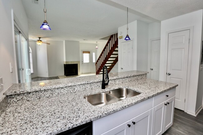 Building Photo - Updated Chimney Hill Condo Available 03-25...