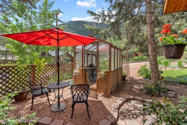 Building Photo - Cozy Green Mountain Falls Cottage