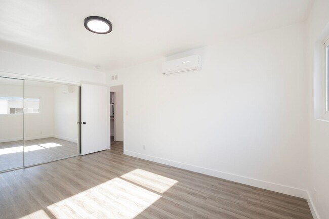 Building Photo - Newly Remodeled Top Floor 1 Bed / 1 Bath Apartment in Prime West Hollywood