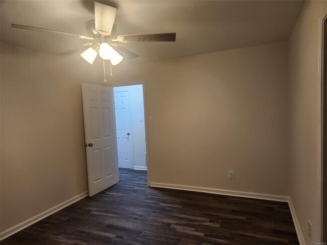 Building Photo - 122 Debra Dr