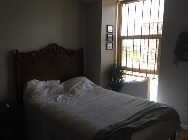 Guest Room Bed & Window - 620 Peachtree St NE