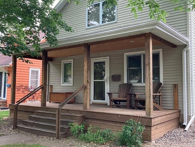 Building Photo - Great Southwest Minneapolis 3br/2ba Home - Avail June 1 for long term lease