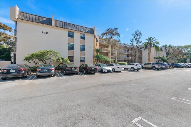 Building Photo - 8437 Forest Hills Dr