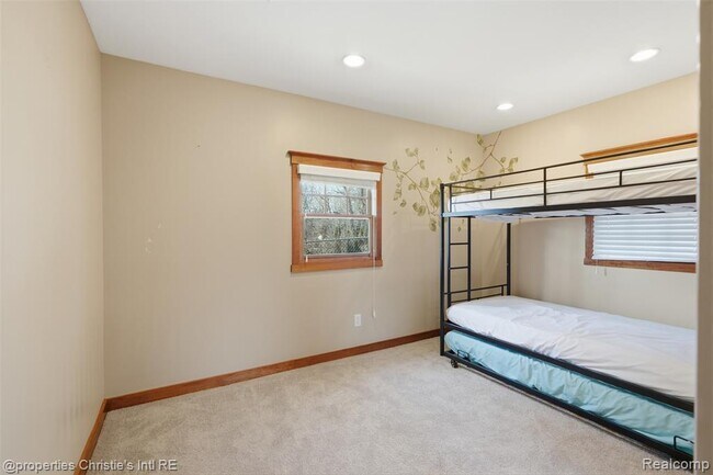 Building Photo - 2739 Lakeridge Ave