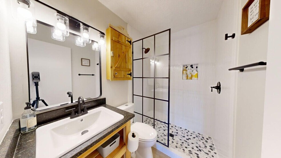 Building Photo - 608 Navarro Dr