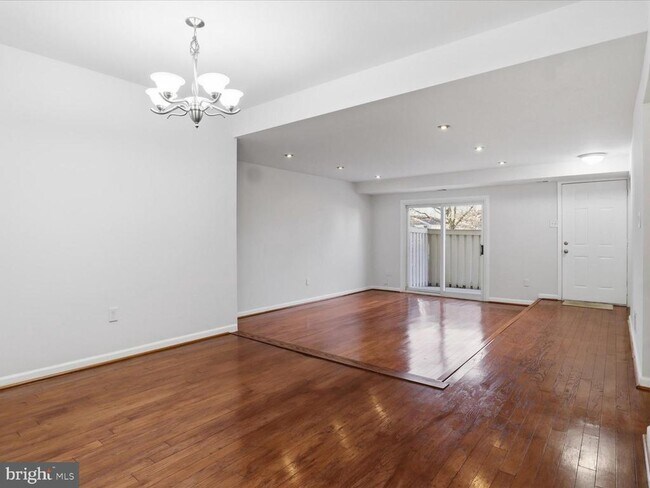 Building Photo - 7914 Bentley Village Dr