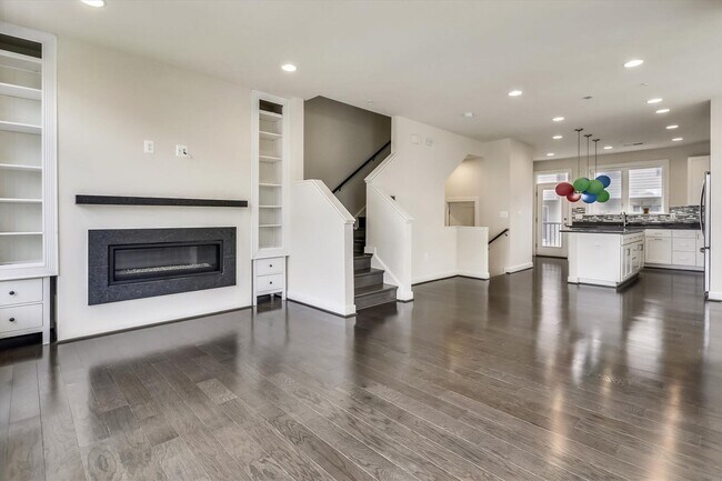 Building Photo - Luxury END-UNIT garage townhouse - 4BD/4.5BA!