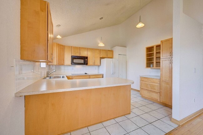 Building Photo - $2,250 - 2 Bed, 2 Bath Townhome in Lakewoo...