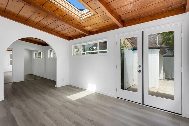 Building Photo - Vintage Beach Bungalow