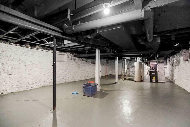 Building Photo - Spacious 5-Bedroom Home with 2 Full Bathro...