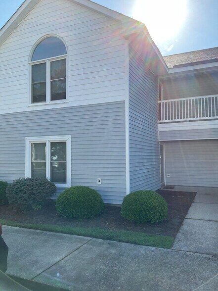 Building Photo - 124 W Victoria Ct
