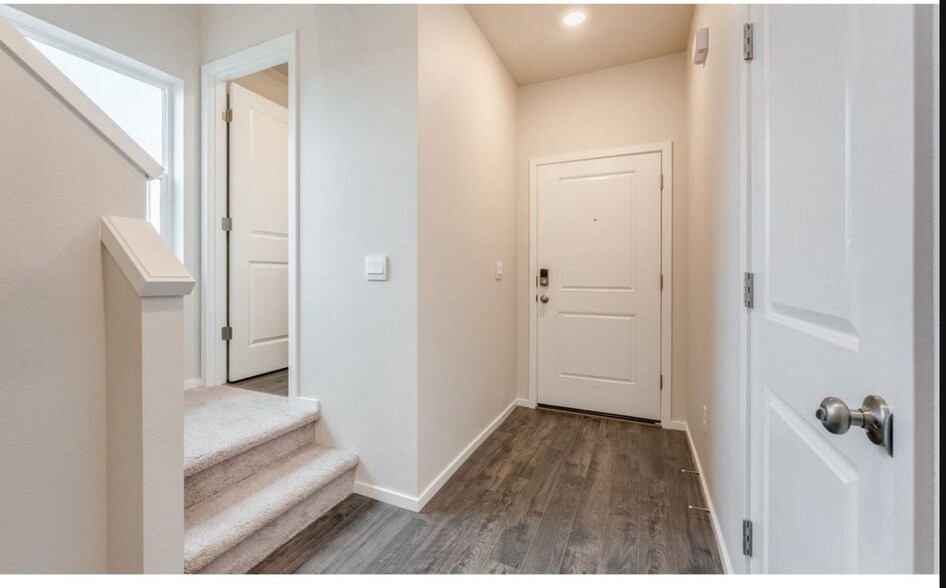 Building Photo - 4934 Elvis Ave NE