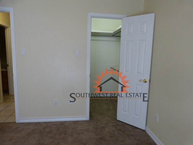 Building Photo - Beautiful 3 bedroom 2 bath brick home