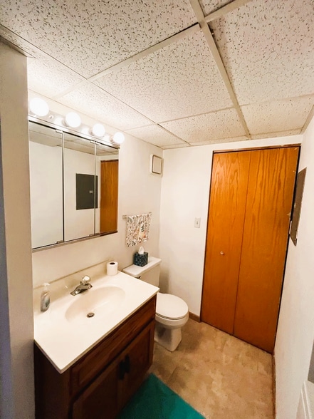 Building Photo - 884 N Prairie Ave