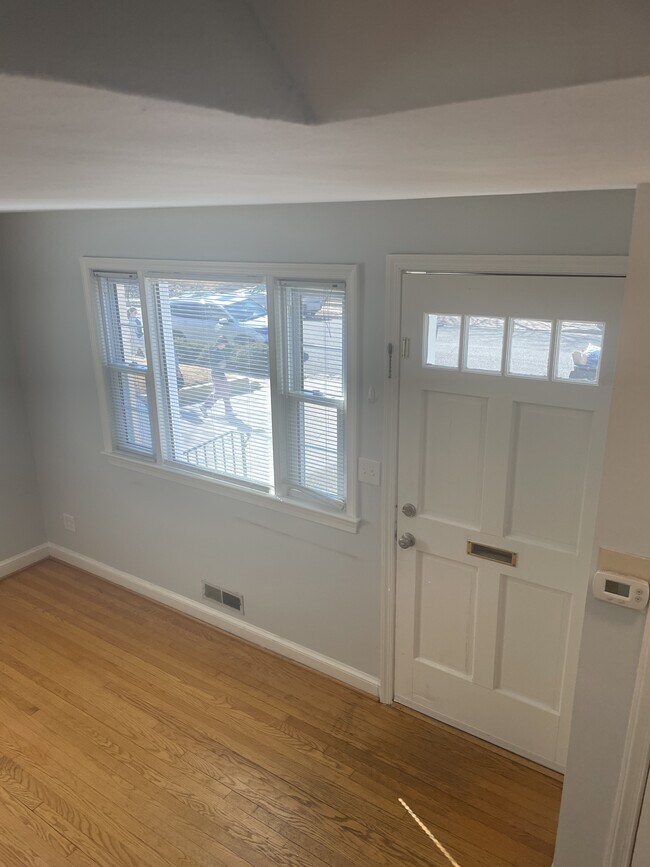 Building Photo - 633 N Nelson St