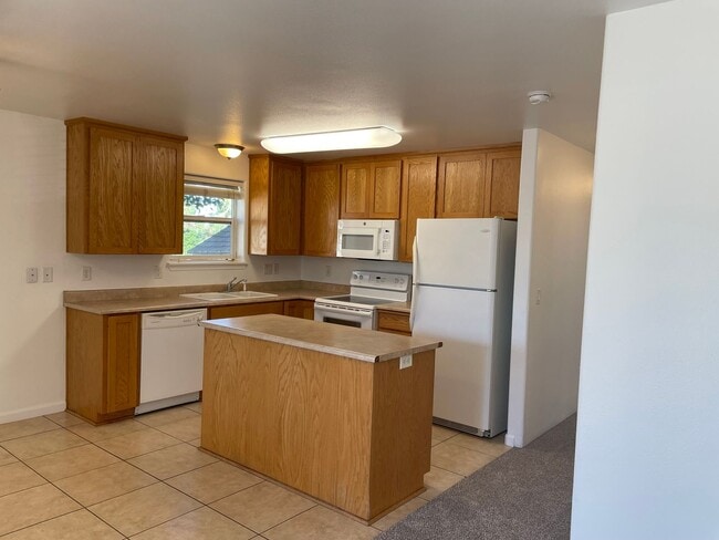 Building Photo - Nice 3 Bedroom 2 Bathroom Downstairs Apart...