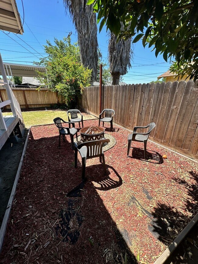 Building Photo - Charming home for rent in Hanford