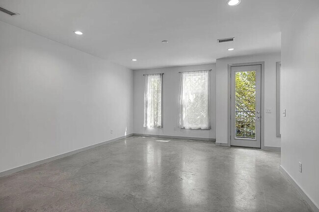 Building Photo - Great condo in East Nashville off Gallatin...