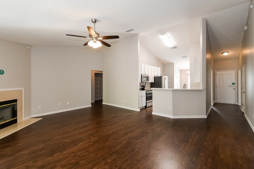 Building Photo - 14036 Crestwick Dr W