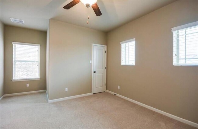 Building Photo - 213 Simmons Dr